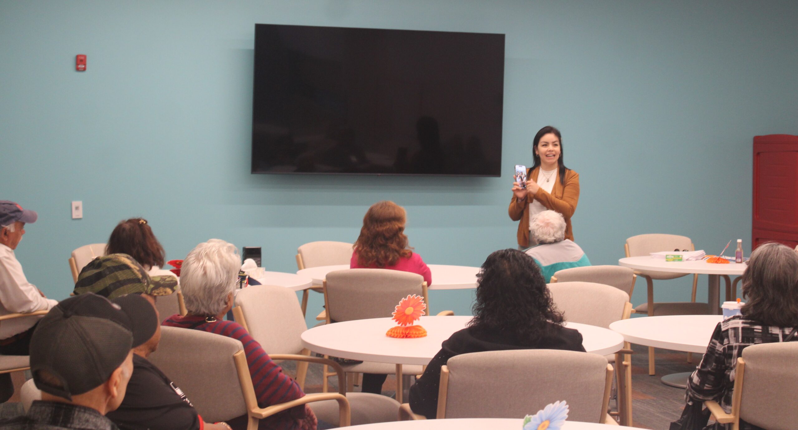 Digital Leaders Now Expands Digital Literacy to Seniors in Partnership with Esperanza Health Center